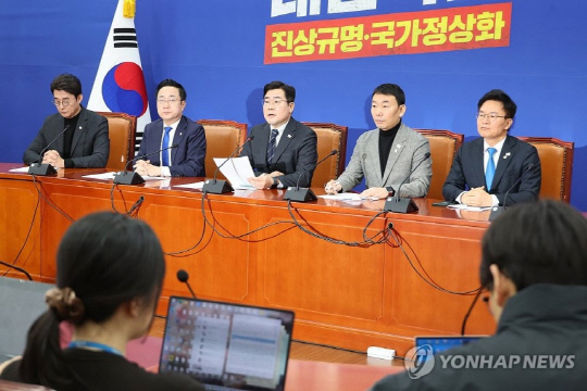 더불어민주당 박찬대 원내대표가 16일 서울 여의도 국회에서 기자간담회를 열고 최근 공개된 '노상원 수첩'의 의미와 김건희 여사의 비상계엄 개입 정황 등에 대해 발언하고 있다. 연합뉴스
